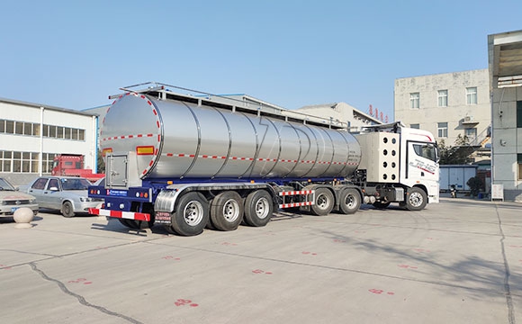 半掛<a href=http://www.3322ll.com/ target=_blank class=infotextkey>鮮奶運(yùn)輸車</a>