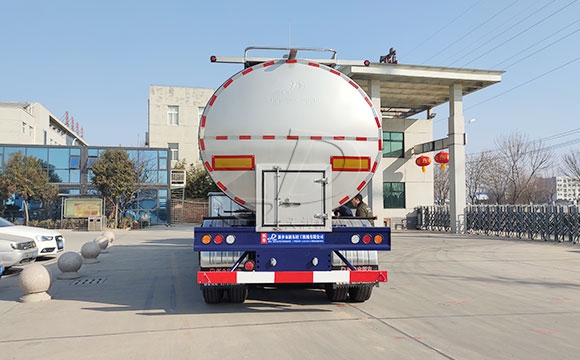 半掛<a href=http://www.3322ll.com/ target=_blank class=infotextkey>鮮奶運(yùn)輸車</a>