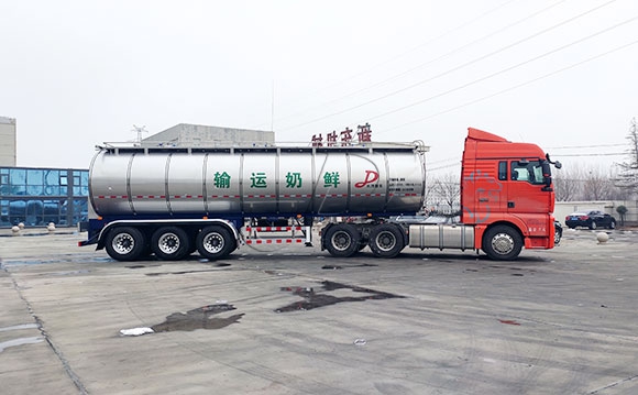 半掛<a href=http://www.3322ll.com/ target=_blank class=infotextkey>牛奶運輸車</a>