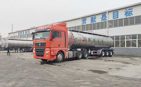 半掛<a href=http://www.3322ll.com/ target=_blank class=infotextkey>牛奶運輸車</a>