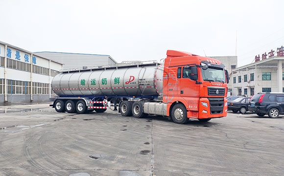 半掛<a href=http://www.3322ll.com/ target=_blank class=infotextkey>牛奶運輸車</a>
