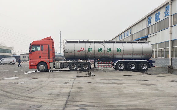 半掛<a href=http://www.3322ll.com/ target=_blank class=infotextkey>牛奶運輸車</a>