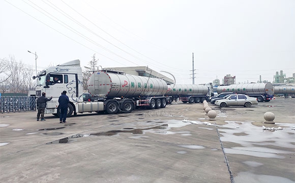 半掛<a href=http://www.3322ll.com/ target=_blank class=infotextkey>鮮奶運輸車</a>