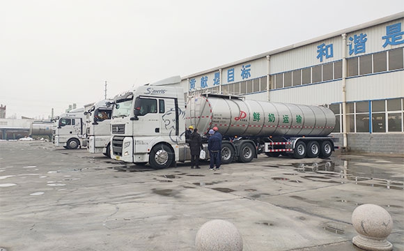 半掛<a href=http://www.3322ll.com/ target=_blank class=infotextkey>鮮奶運輸車</a>