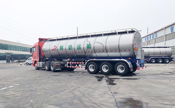 半掛<a href=http://www.3322ll.com/ target=_blank class=infotextkey>牛奶運輸車</a>