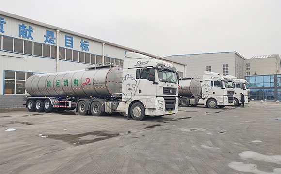 半掛<a href=http://www.3322ll.com/ target=_blank class=infotextkey>鮮奶運輸車</a>