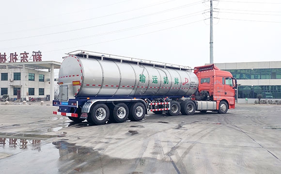 半掛<a href=http://www.3322ll.com/ target=_blank class=infotextkey>牛奶運輸車</a>