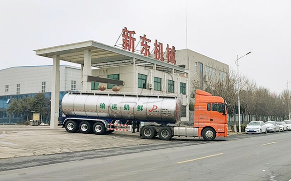 半掛<a href=http://www.3322ll.com/ target=_blank class=infotextkey>牛奶運輸車</a>