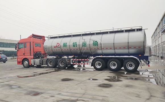 半掛<a href=http://www.3322ll.com/ target=_blank class=infotextkey>牛奶運輸車</a>