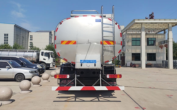 解放<a href=http://www.3322ll.com/ target=_blank class=infotextkey>鮮奶運輸車</a>