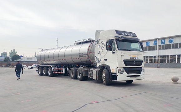 天潤新東<a href=http://www.3322ll.com/ target=_blank class=infotextkey>牛奶運輸車</a>