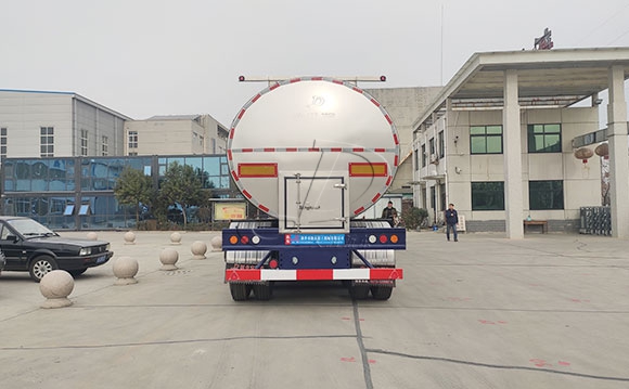 天潤新東<a href=http://www.3322ll.com/ target=_blank class=infotextkey>牛奶運輸車</a>
