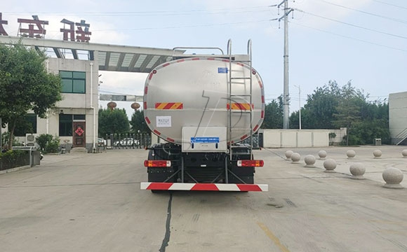 解放前四后六奶罐車(chē)