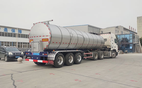 天潤新東<a href=http://www.3322ll.com/ target=_blank class=infotextkey>牛奶運輸車</a>
