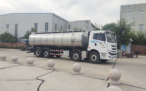 解放前四后六奶罐車(chē)
