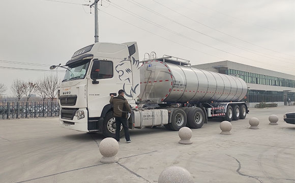 天潤新東<a href=http://www.3322ll.com/ target=_blank class=infotextkey>牛奶運輸車</a>