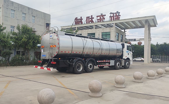 解放前四后六奶罐車(chē)