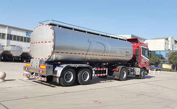 半掛<a href=http://www.3322ll.com/ target=_blank class=infotextkey>鮮奶運輸車</a>