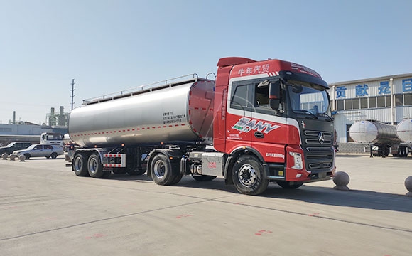 半掛<a href=http://www.3322ll.com/ target=_blank class=infotextkey>鮮奶運輸車</a>