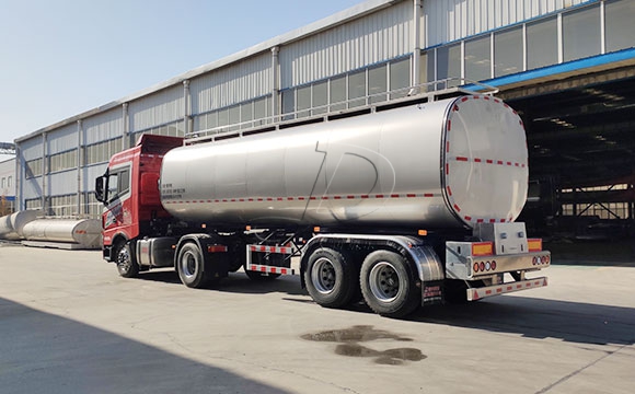 半掛<a href=http://www.3322ll.com/ target=_blank class=infotextkey>鮮奶運輸車</a>