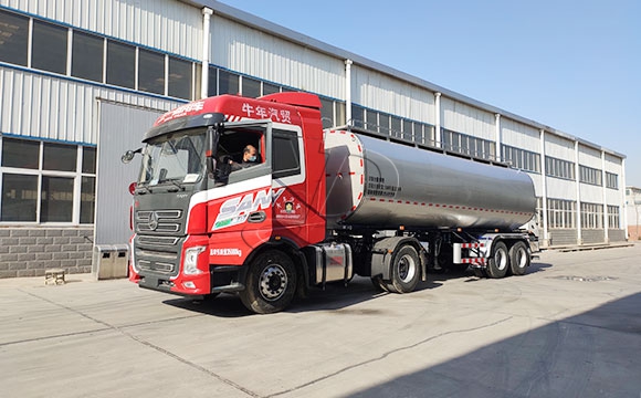 半掛<a href=http://www.3322ll.com/ target=_blank class=infotextkey>鮮奶運輸車</a>