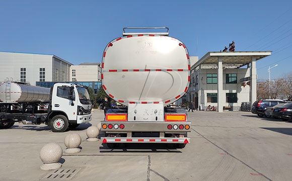 半掛<a href=http://www.3322ll.com/ target=_blank class=infotextkey>鮮奶運輸車</a>