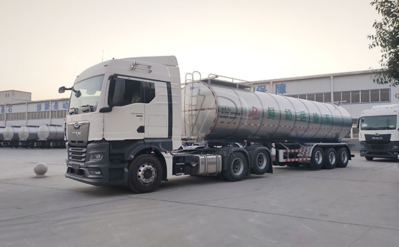 牛奶運(yùn)輸罐車(chē)