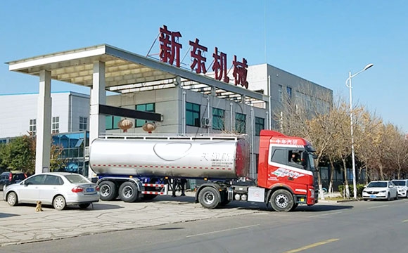 半掛<a href=http://www.3322ll.com/ target=_blank class=infotextkey>鮮奶運輸車</a>