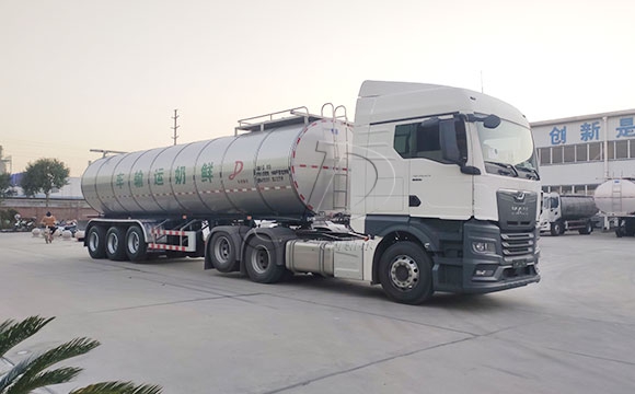 牛奶運(yùn)輸罐車(chē)