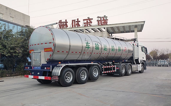 牛奶運(yùn)輸罐車(chē)