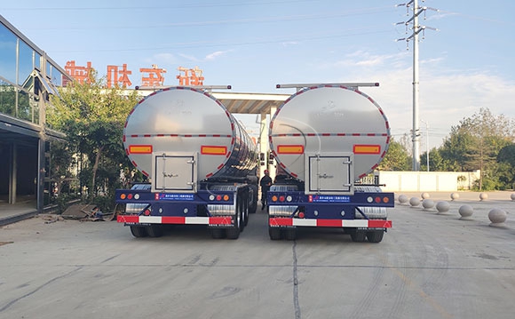半掛<a href=http://www.3322ll.com/ target=_blank class=infotextkey>鮮奶運輸車</a>