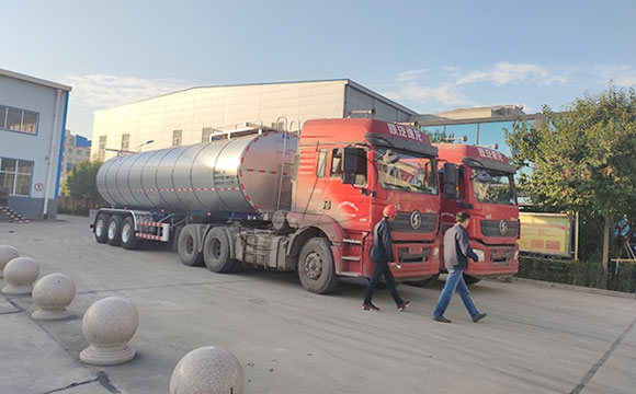 半掛<a href=http://www.3322ll.com/ target=_blank class=infotextkey>鮮奶運輸車</a>