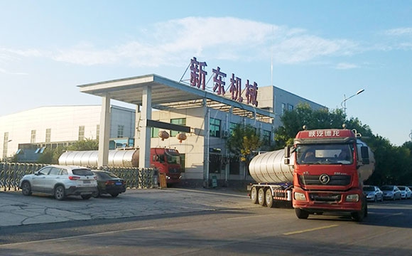 半掛<a href=http://www.3322ll.com/ target=_blank class=infotextkey>鮮奶運輸車</a>