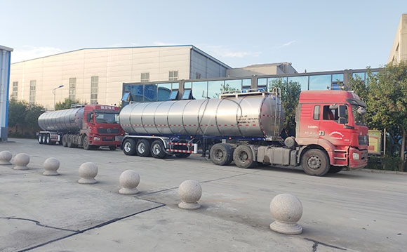 半掛<a href=http://www.3322ll.com/ target=_blank class=infotextkey>鮮奶運輸車</a>