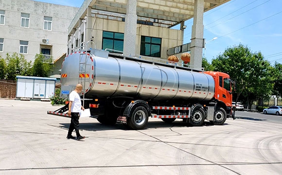 東風國六<a href=http://www.3322ll.com/ target=_blank class=infotextkey>牛奶運輸車</a>