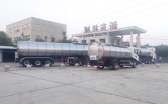 半掛鮮奶運輸專用車