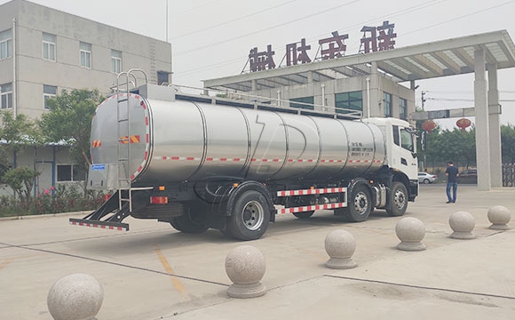 車罐一體<a href=http://www.3322ll.com/ target=_blank class=infotextkey>牛奶運輸車</a>