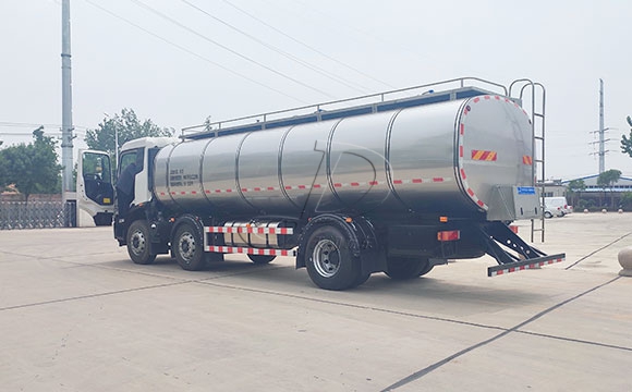 車罐一體<a href=http://www.3322ll.com/ target=_blank class=infotextkey>牛奶運輸車</a>