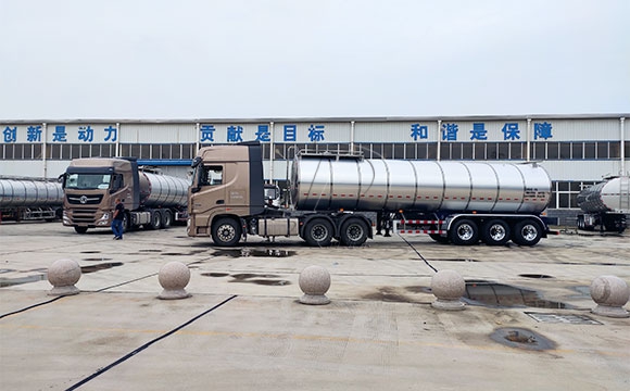 半掛拉奶罐車