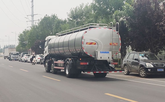 車罐一體<a href=http://www.3322ll.com/ target=_blank class=infotextkey>牛奶運輸車</a>
