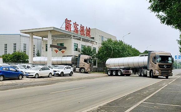 半掛拉奶罐車