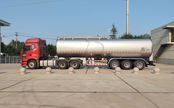鮮奶運輸半掛車