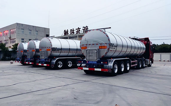半掛<a href=http://www.3322ll.com/ target=_blank class=infotextkey>牛奶運輸車</a>