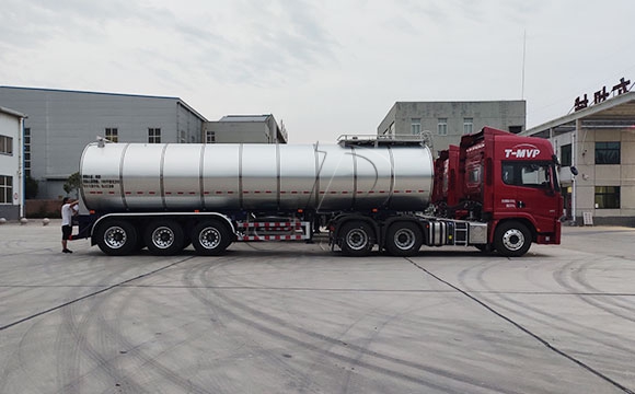 半掛<a href=http://www.3322ll.com/ target=_blank class=infotextkey>牛奶運輸車</a>