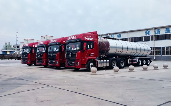 半掛<a href=http://www.3322ll.com/ target=_blank class=infotextkey>牛奶運輸車</a>