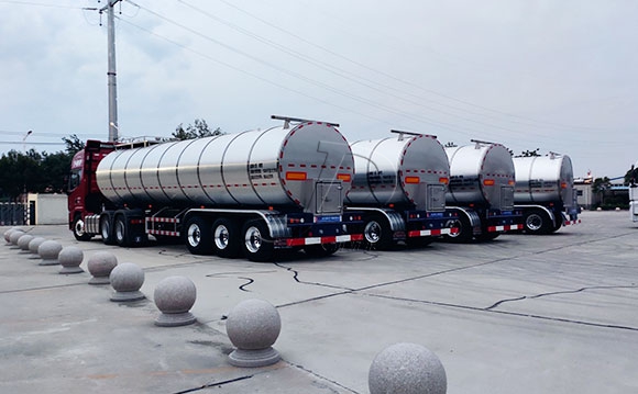 半掛<a href=http://www.3322ll.com/ target=_blank class=infotextkey>牛奶運輸車</a>