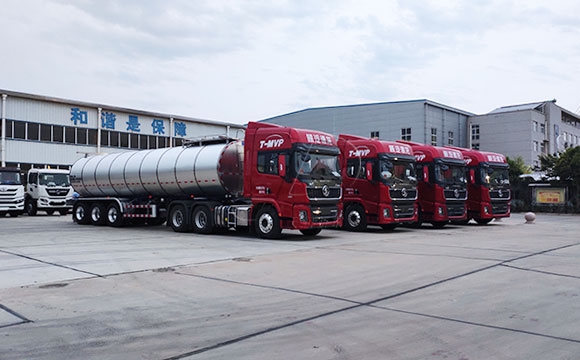半掛<a href=http://www.3322ll.com/ target=_blank class=infotextkey>牛奶運輸車</a>