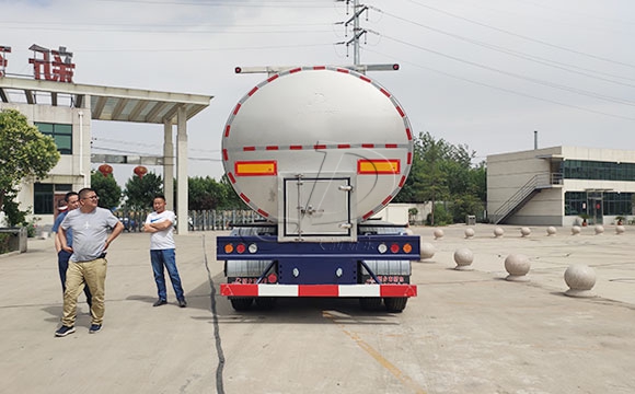 運輸鮮奶掛車