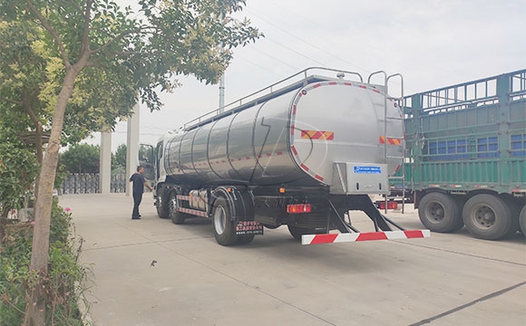 國五奶罐車