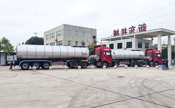 半掛運奶車